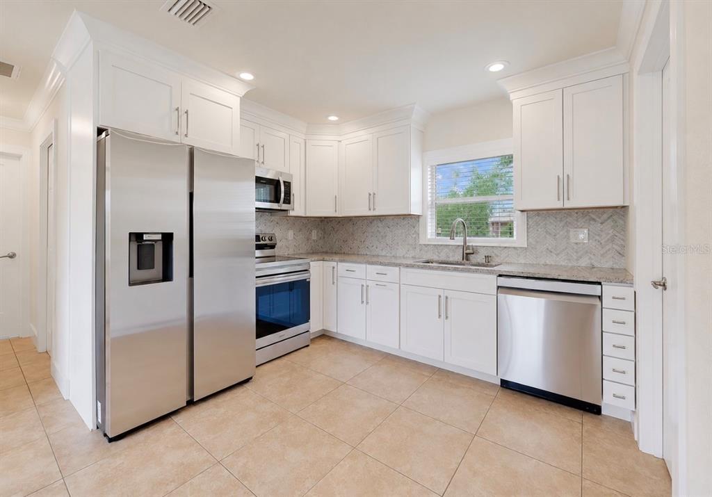 404 12th Street Southwest Ruskin, FL 33570 - Photo 8 of 49