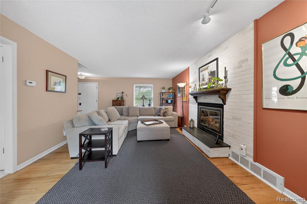 3560 Beach Road Troy, MI 48084 - Photo 7 of 34