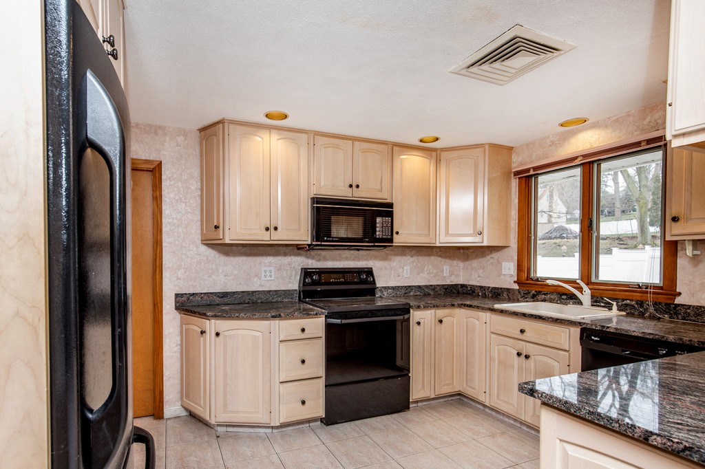 26 Lawndale Road Stoneham, MA 02180 - Photo 5 of 12 Gallery Image 5