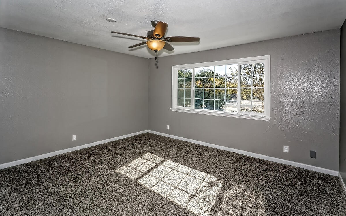 20140 Sahale Road Apple Valley, CA 92307 - Photo 33 of 45 a view of empty room with window