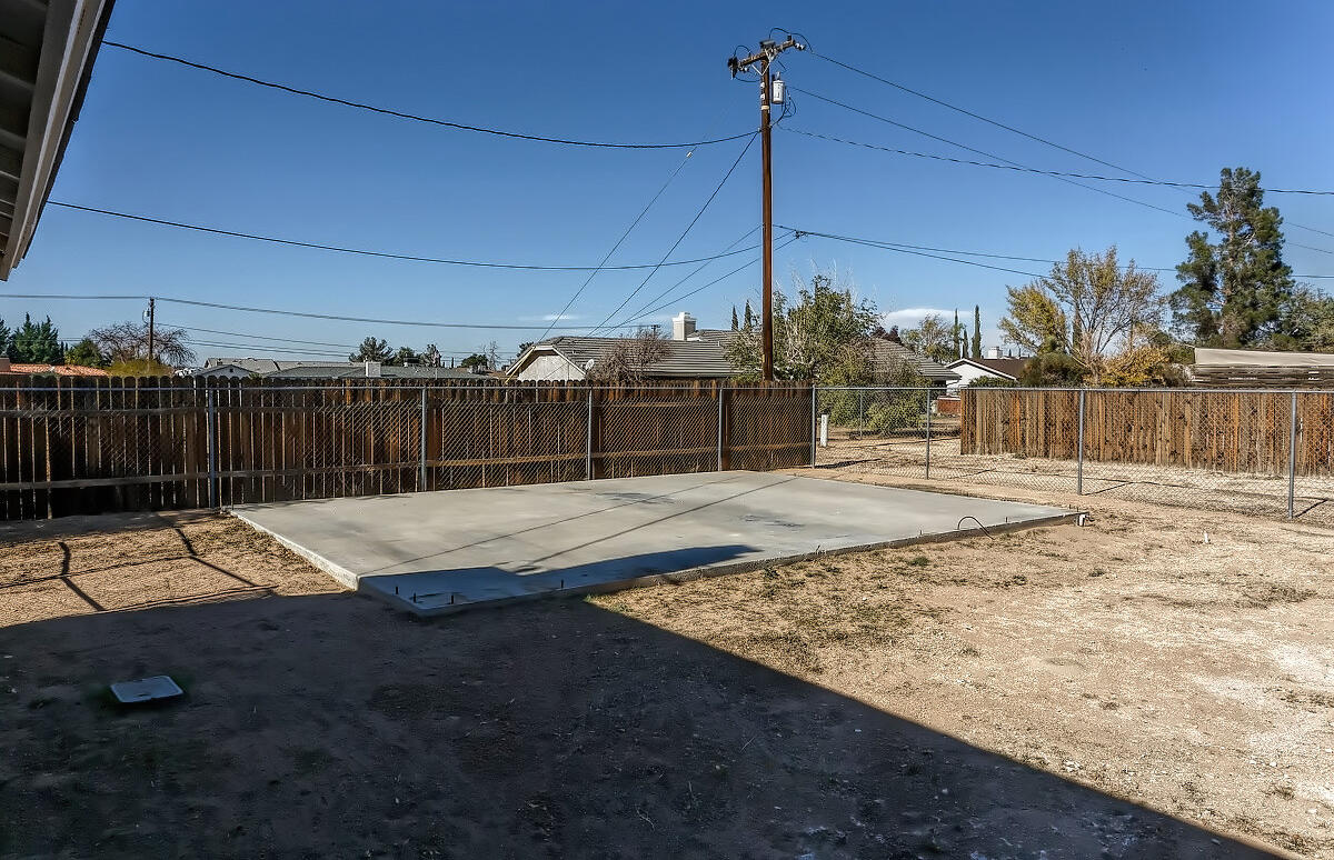 20140 Sahale Road Apple Valley, CA 92307 - Photo 41 of 45 a view of a backyard