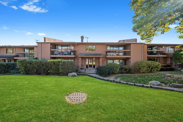 $320,000 | 8094 Garfield Avenue, Unit 43, Burr Ridge, IL 60527