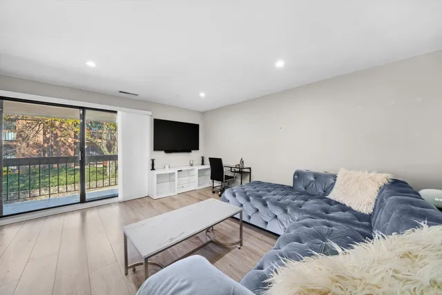 $320,000 | 8094 Garfield Avenue, Unit 43, Burr Ridge, IL 60527