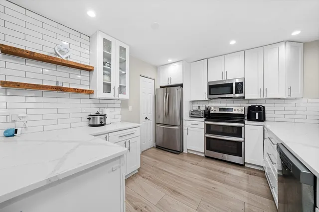 $320,000 | 8094 Garfield Avenue, Unit 43, Burr Ridge, IL 60527