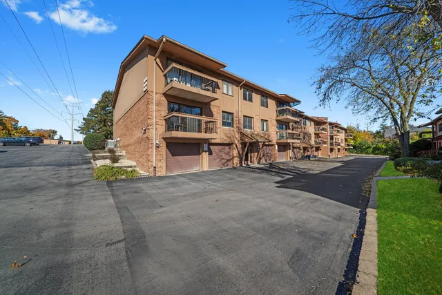 $320,000 | 8094 Garfield Avenue, Unit 43, Burr Ridge, IL 60527