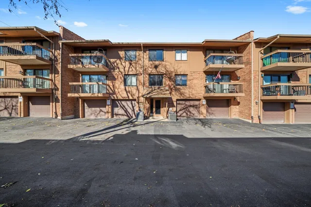 $320,000 | 8094 Garfield Avenue, Unit 43, Burr Ridge, IL 60527