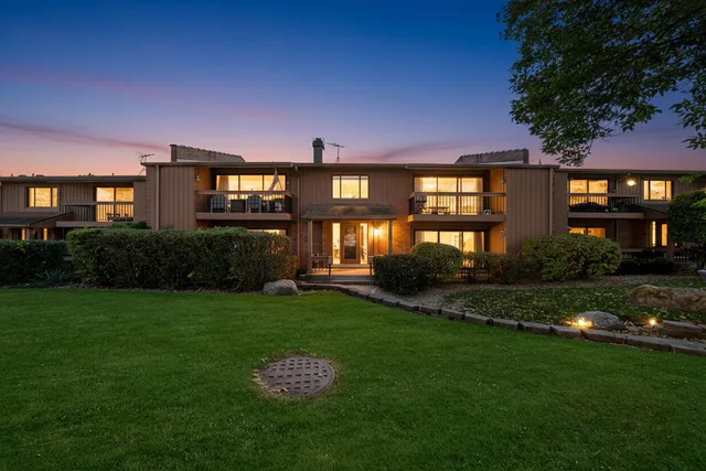 $320,000 | 8094 Garfield Avenue, Unit 43, Burr Ridge, IL 60527