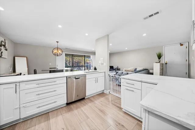 $320,000 | 8094 Garfield Avenue, Unit 43, Burr Ridge, IL 60527