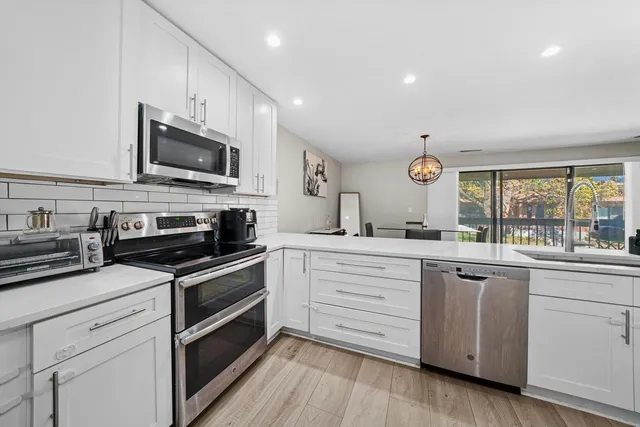 $320,000 | 8094 Garfield Avenue, Unit 43, Burr Ridge, IL 60527