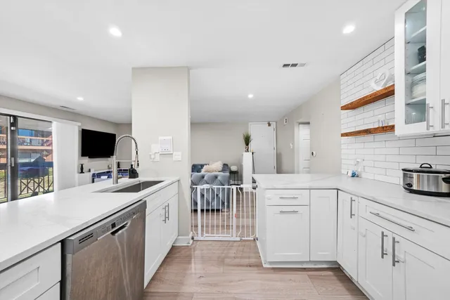 $320,000 | 8094 Garfield Avenue, Unit 43, Burr Ridge, IL 60527