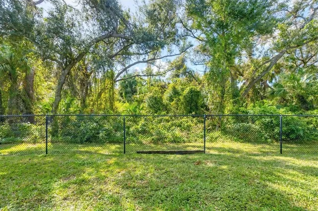 a view of yard with green space