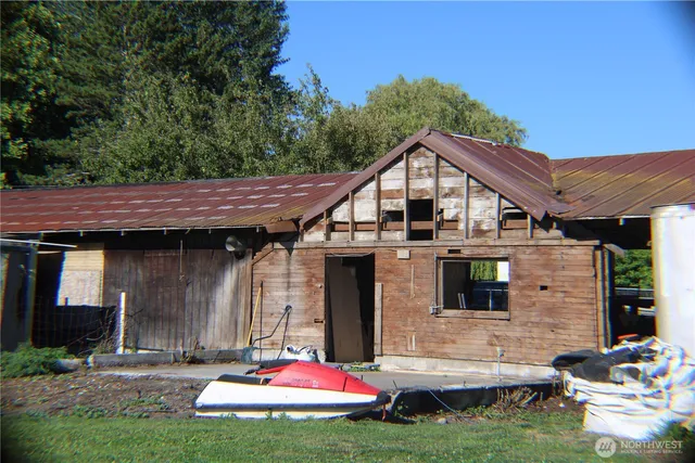 a view of a house with backyard and garden