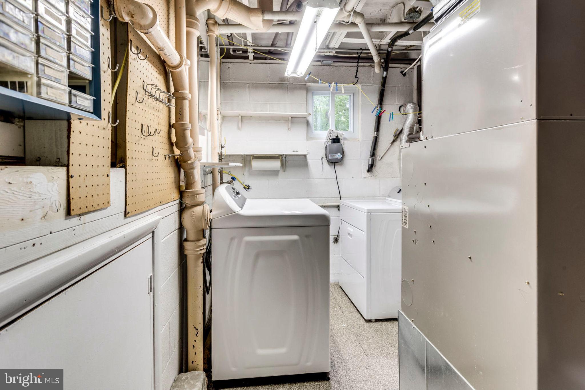 6016 Craft Road Alexandria, VA 22310 - Photo 25 of 32 a utility room with dryer and washer