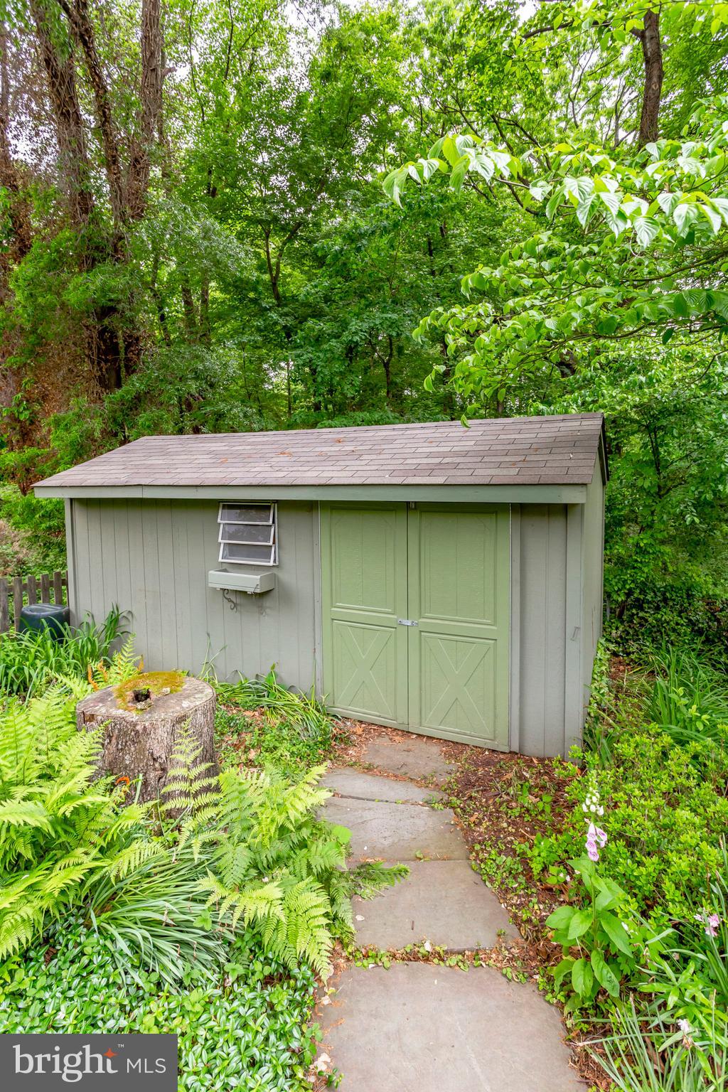 6016 Craft Road Alexandria, VA 22310 - Photo 29 of 32 a backyard of a house with table and chairs
