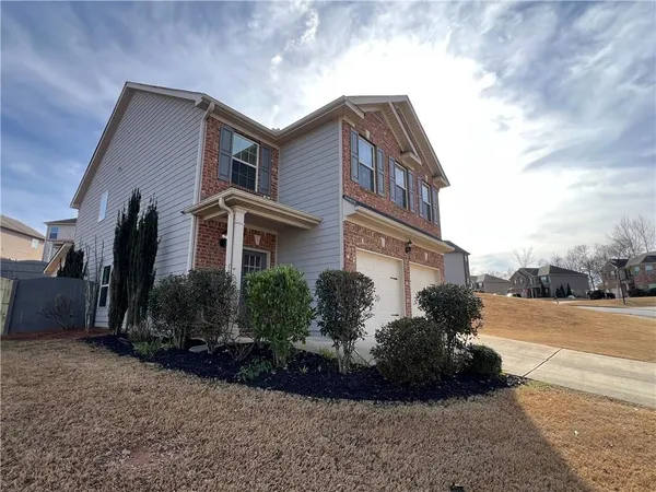 a view of a house with a yard