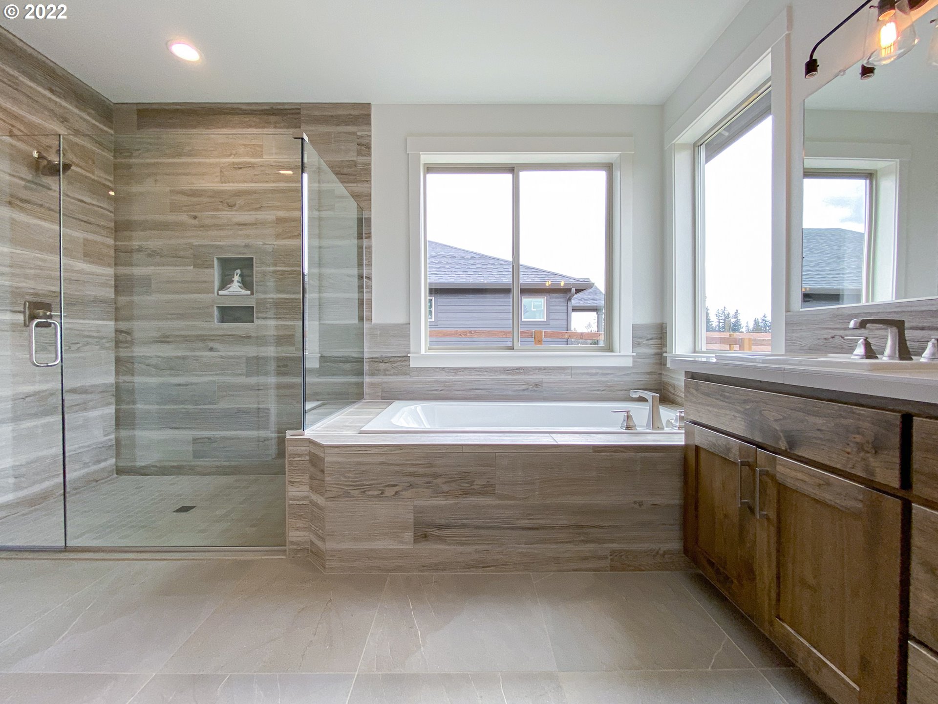 817 South Goose Loop Ridgefield, WA 98642 - Photo 17 of 31 a bathroom with a bathtub and a sink