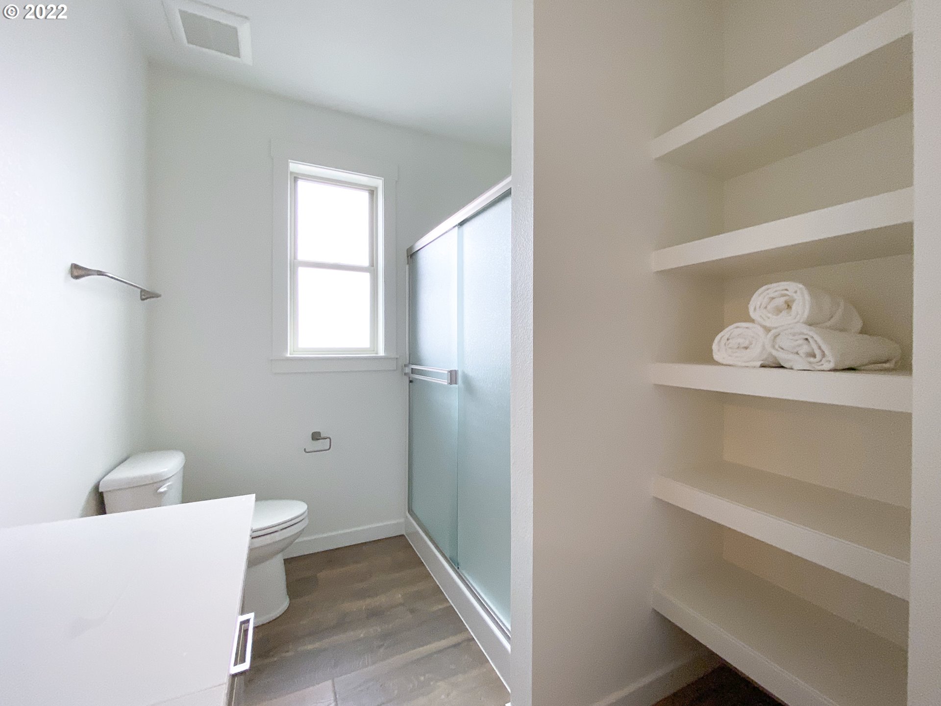 817 South Goose Loop Ridgefield, WA 98642 - Photo 28 of 31 a bathroom with a bathtub and a window
