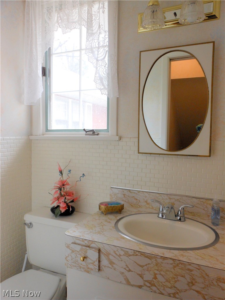 3697 Langton Road Cleveland, OH 44121 - Photo 9 of 24