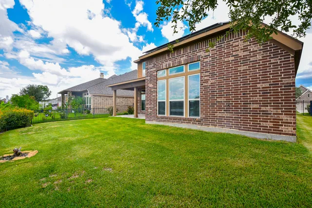 a view of a house with backyard