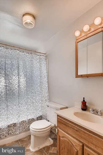 8140 Del Haven Road Baltimore, MD 21222 - Photo 14 of 27 Hall full bath