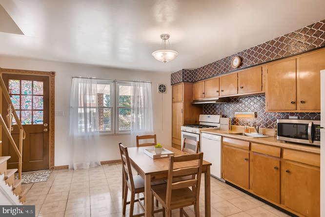 8140 Del Haven Road Baltimore, MD 21222 - Photo 8 of 27 Open light filled eat-in Kitchen