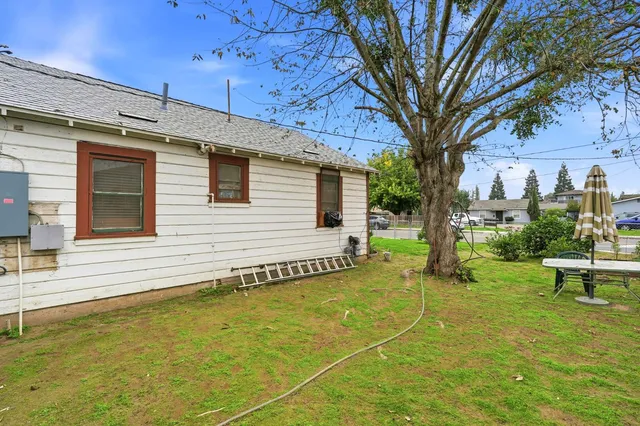 a view of back yard of the house