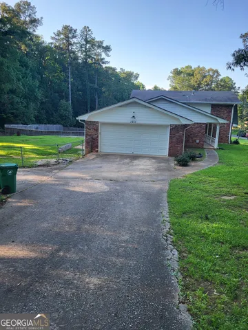 a view of a yard in front of a house