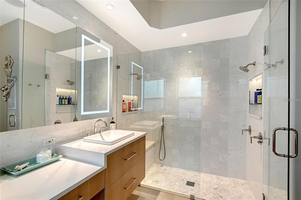 3921 Maravic Place Sarasota, FL 34231 - Photo 20 of 42