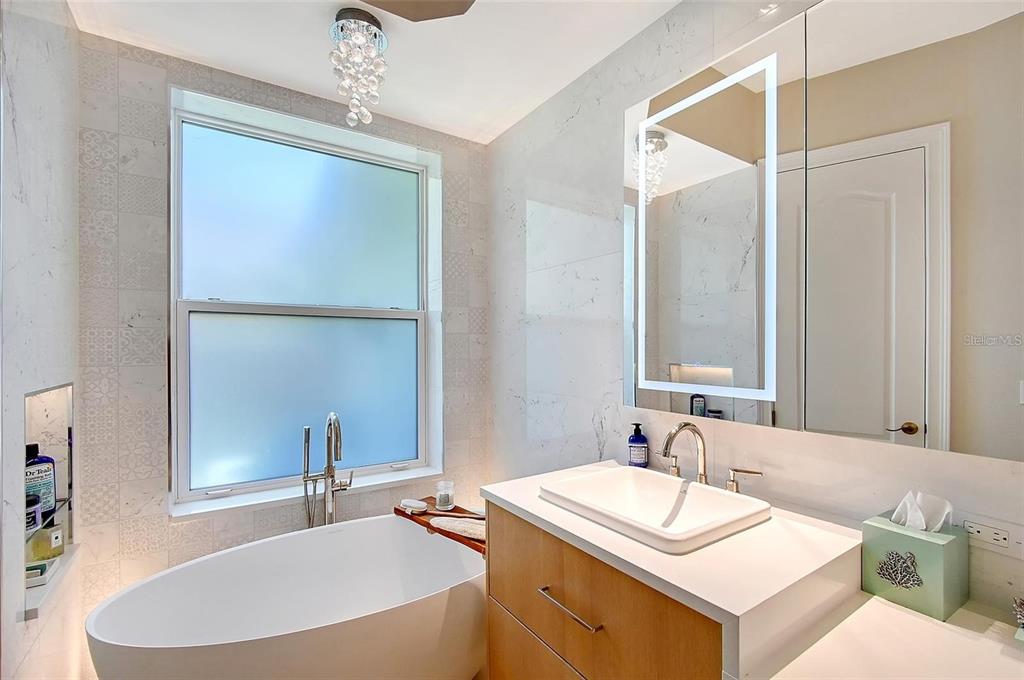 3921 Maravic Place Sarasota, FL 34231 - Photo 21 of 42