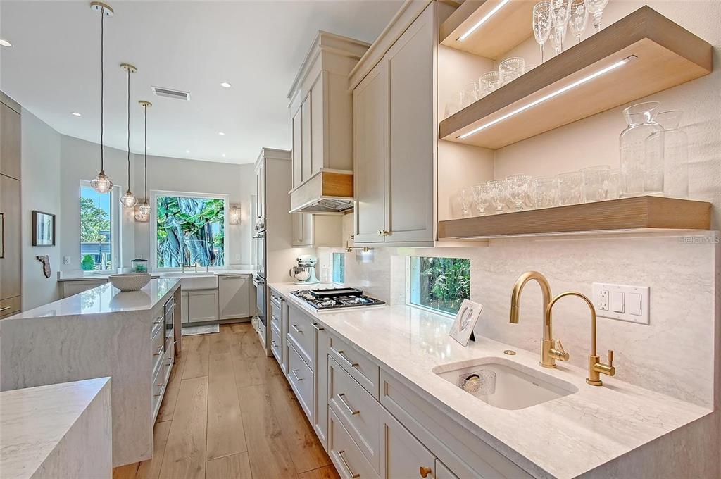 3921 Maravic Place Sarasota, FL 34231 - Photo 5 of 42