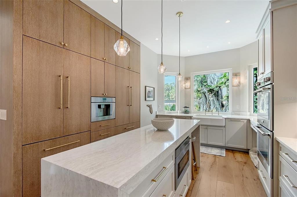 3921 Maravic Place Sarasota, FL 34231 - Photo 6 of 42