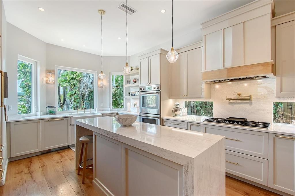 3921 Maravic Place Sarasota, FL 34231 - Photo 7 of 42