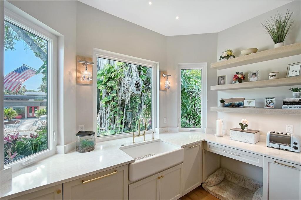 3921 Maravic Place Sarasota, FL 34231 - Photo 8 of 42