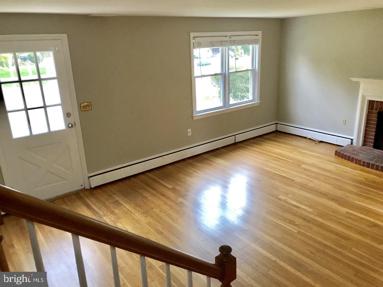 7504 Rocksham Drive Baltimore, MD 21286 - Photo 4 of 24 Living room