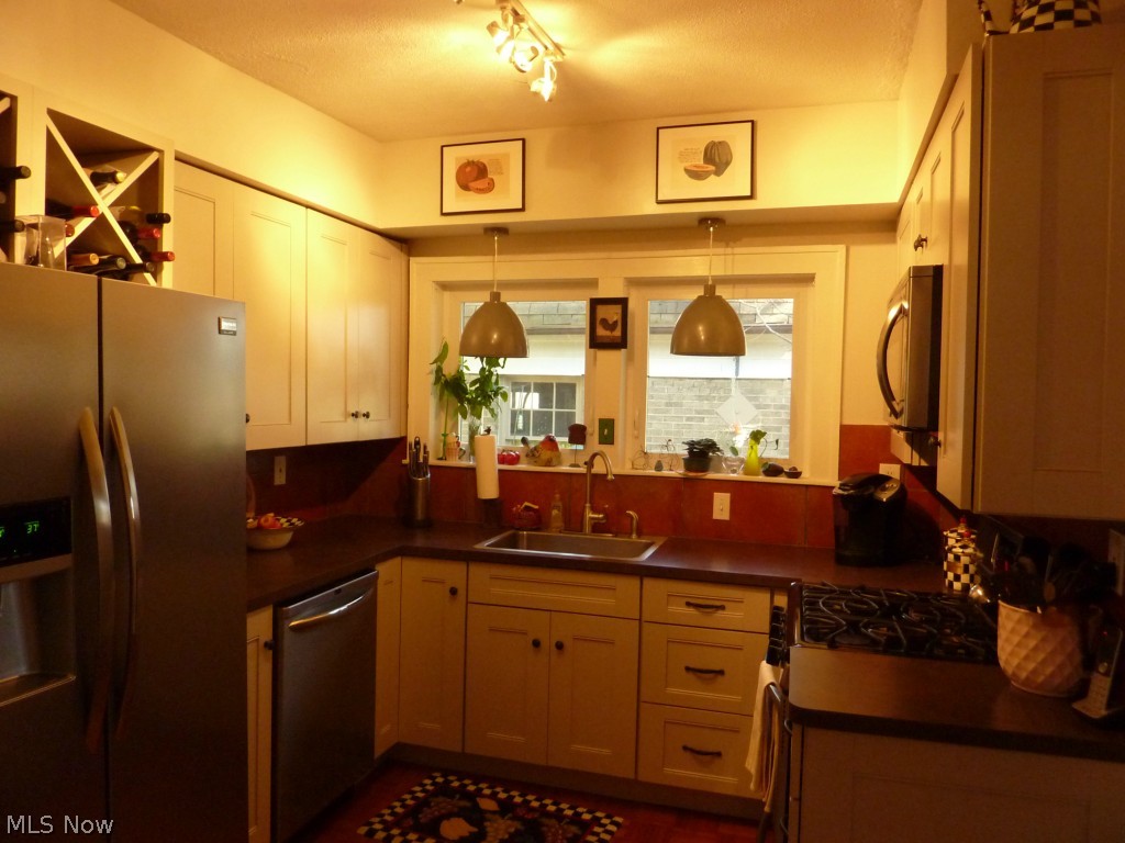 997 Roanoke Road Cleveland Heights, OH 44121 - Photo 4 of 25