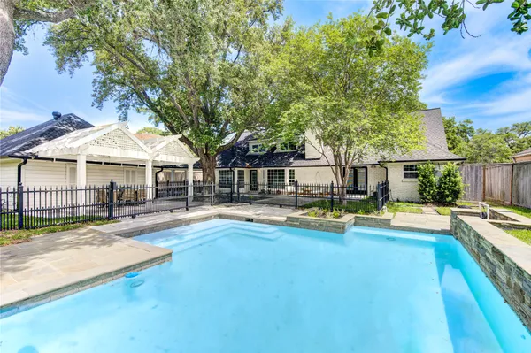 $2,250,000 | 926 Old Lake Road, Houston, TX 77057