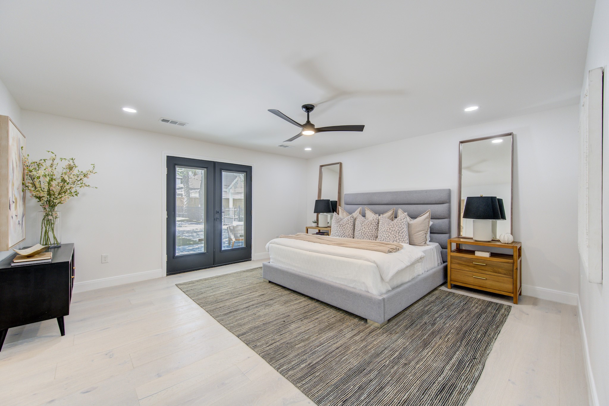 926 Old Lake Road Houston, TX 77057 - Photo 19 of 49 1st Floor: Primary Bedroom