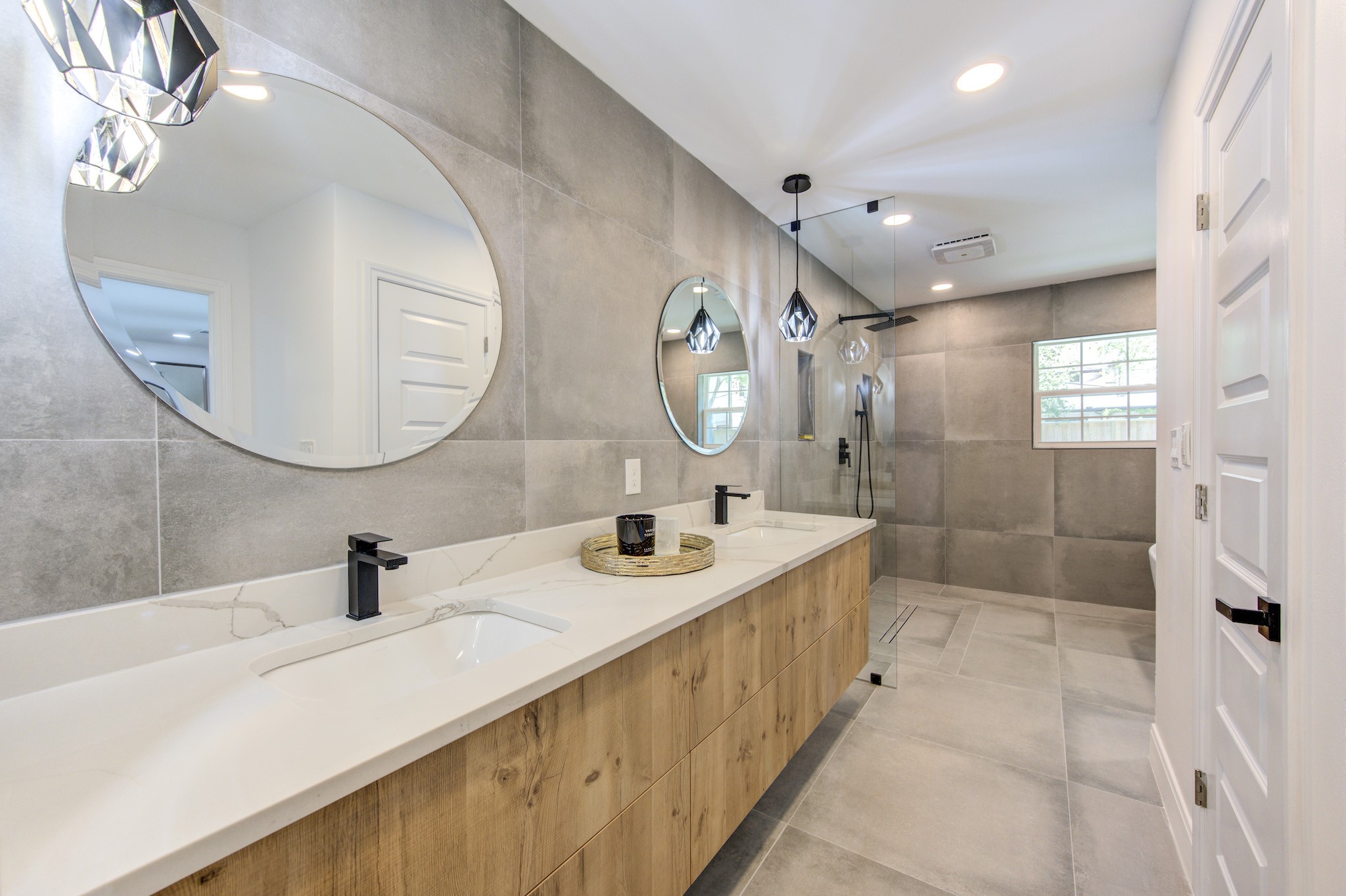 926 Old Lake Road Houston, TX 77057 - Photo 22 of 49 1st Floor: Primary Bathroom