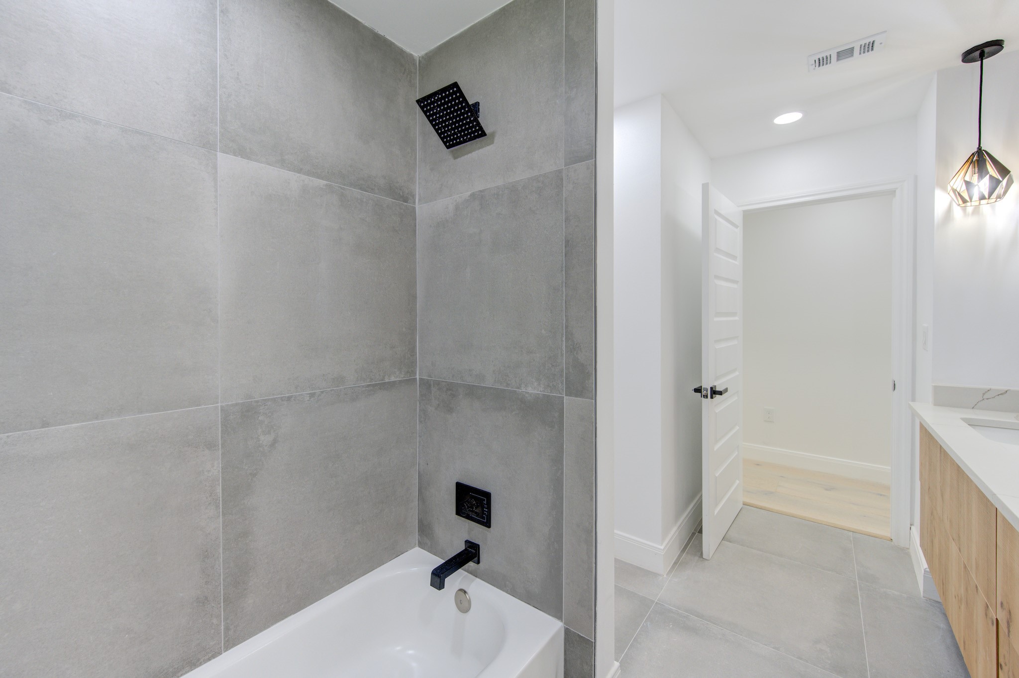 926 Old Lake Road Houston, TX 77057 - Photo 31 of 49 1st Floor: 2nd Bathroom
