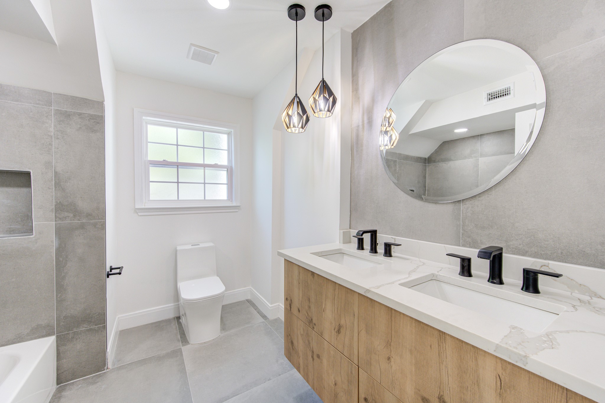 926 Old Lake Road Houston, TX 77057 - Photo 34 of 49 2nd Floor: Bathroom w/ Tub