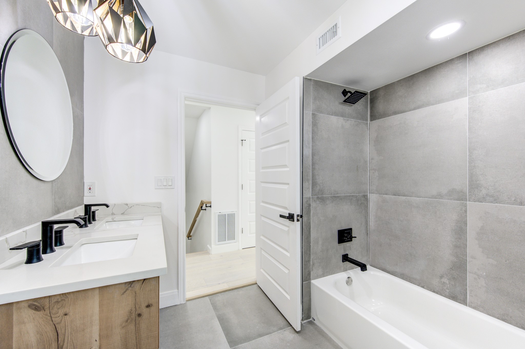 926 Old Lake Road Houston, TX 77057 - Photo 35 of 49 2nd Floor: Bathroom w/ Tub