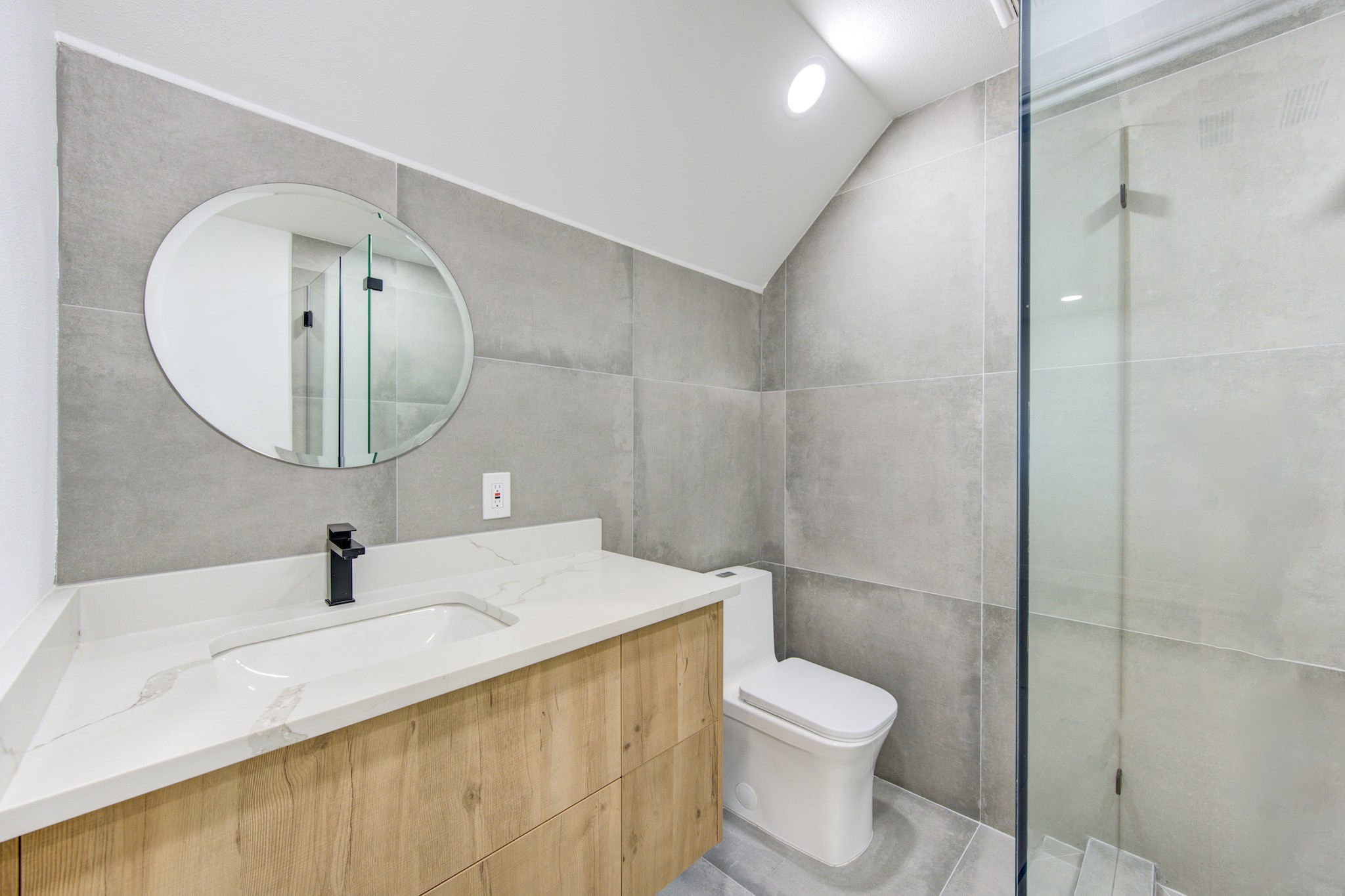 926 Old Lake Road Houston, TX 77057 - Photo 41 of 49 2nd Floor: En-suite Bath w/ Shower