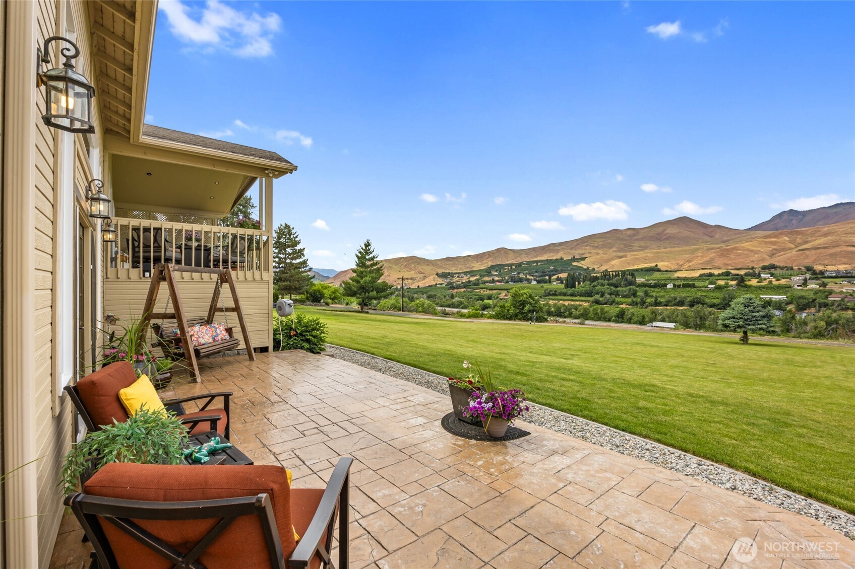 2049 Sleepy Hollow Road Wenatchee, WA 98801 - Photo 4 of 38