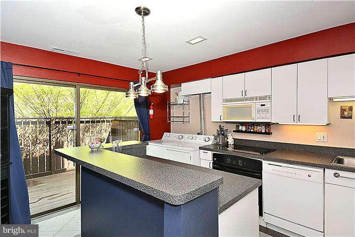 11617 Newbridge Court Reston, VA 20191 - Photo 3 of 28 Kitchen