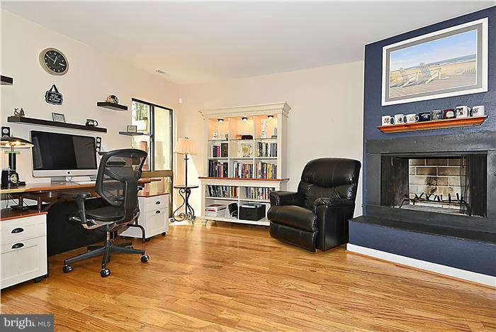 11617 Newbridge Court Reston, VA 20191 - Photo 7 of 28 Living Room