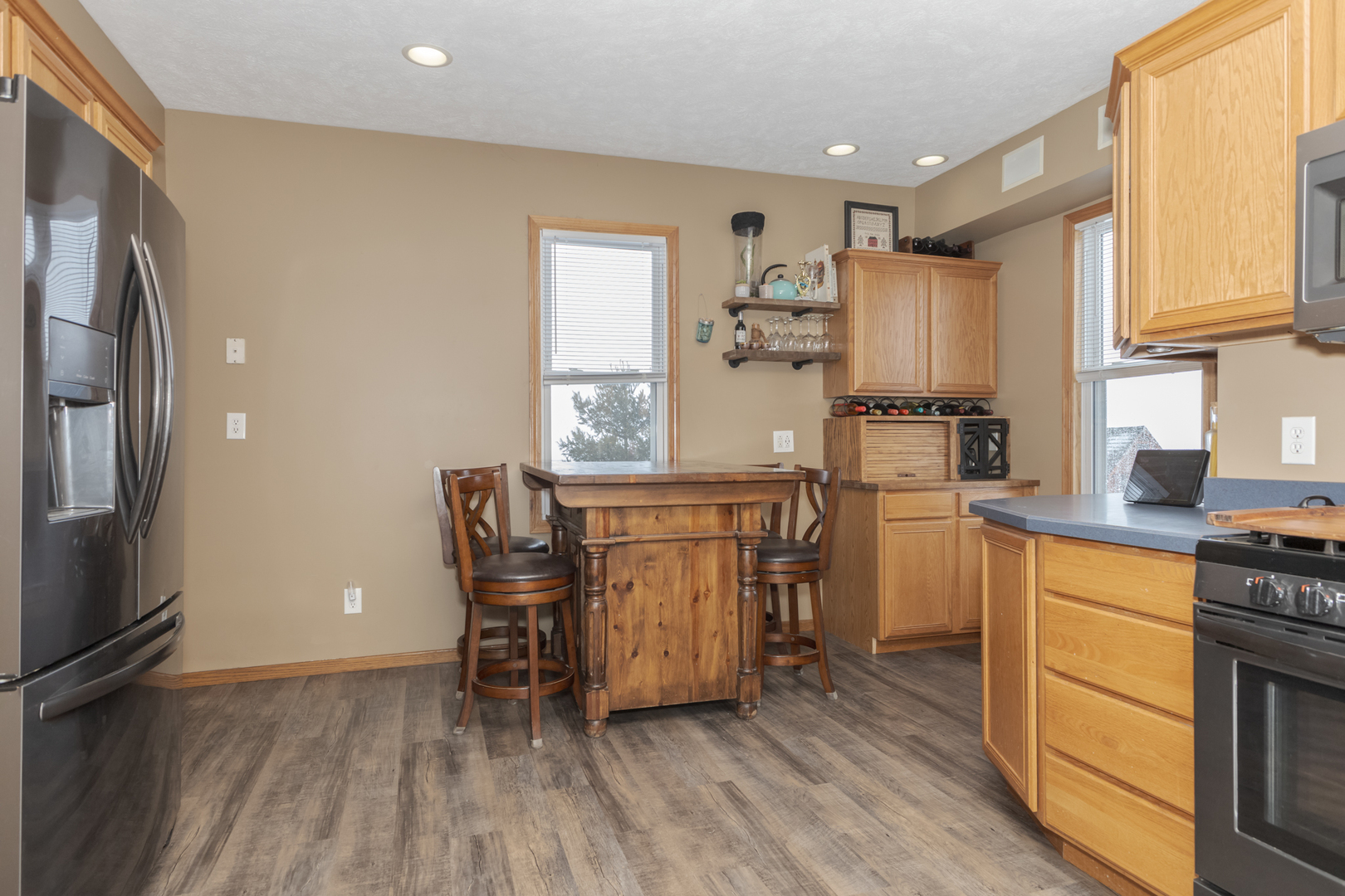 9948 North 100 E Road Gridley, IL 61744 - Photo 10 of 27 a kitchen with a table chairs refrigerator and microwave