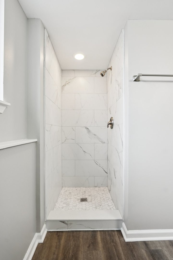 3348 Willow Lane Markham, IL 60428 - Photo 18 of 41 a bathroom with a shower