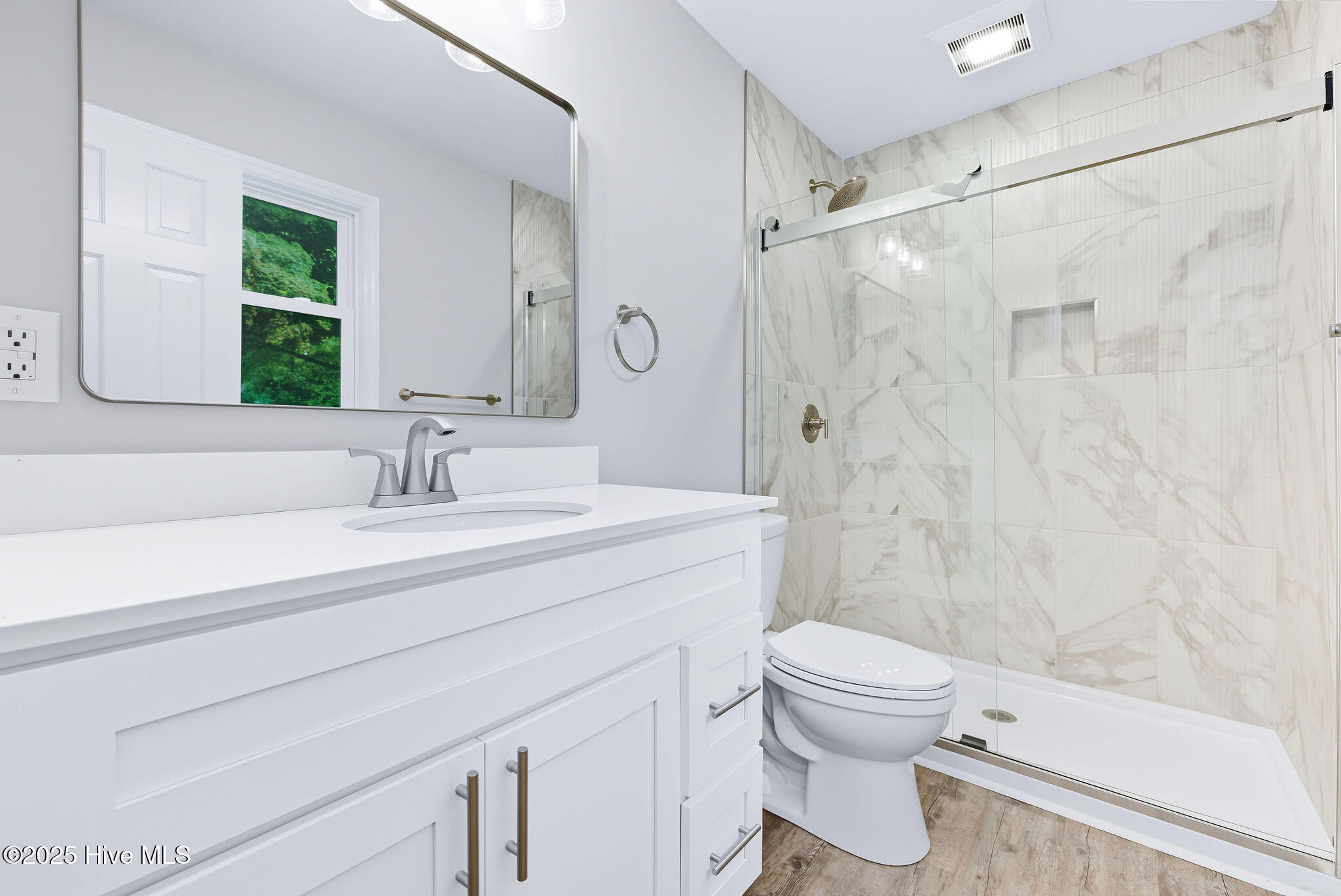 322 Windemere Road Wilmington, NC 28405 - Photo 15 of 46 Primary En-Suite Bathroom