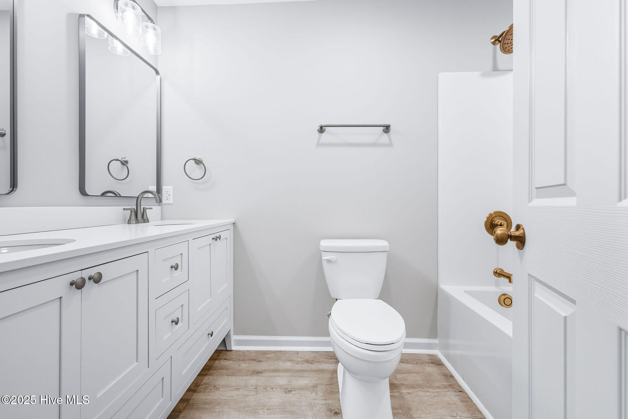 322 Windemere Road Wilmington, NC 28405 - Photo 18 of 46 Hall Bathroom