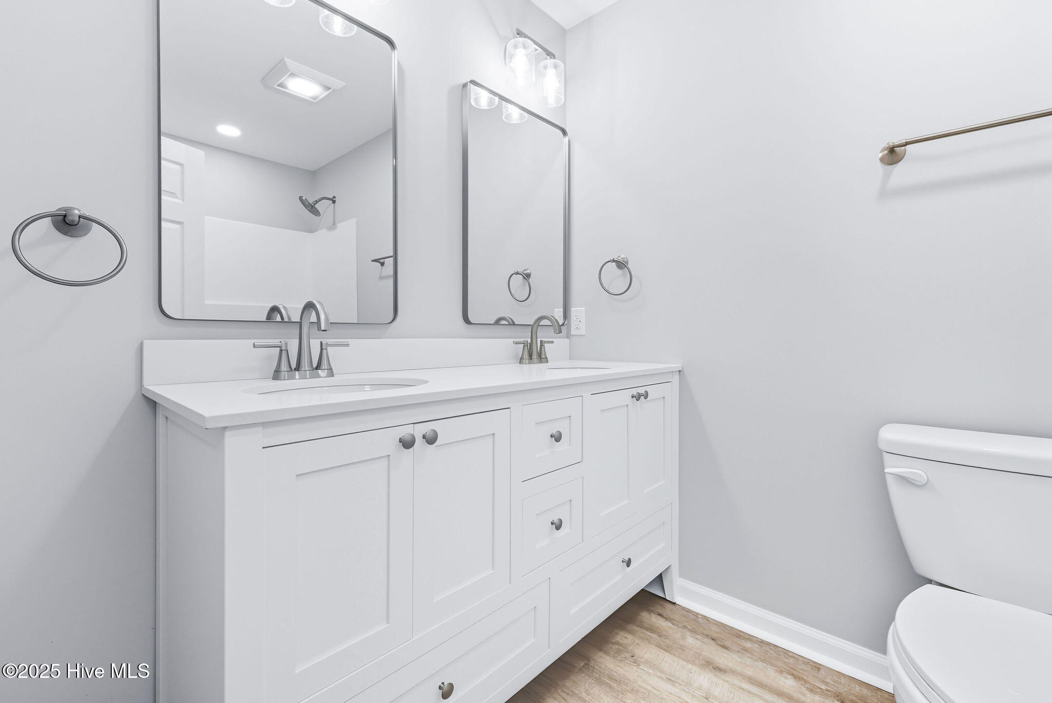 322 Windemere Road Wilmington, NC 28405 - Photo 19 of 46 Hall Bathroom